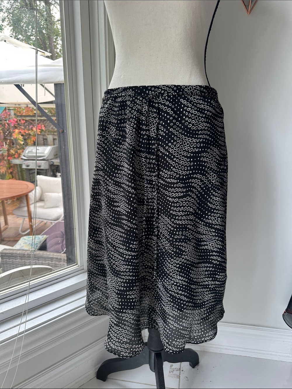 VINTAGE 90s Y2K Black and White Graphic Midi Skirt A-Line Flared Chiffon Medium